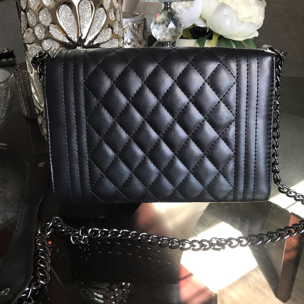 Designer look black quilted handbag with chain strap. - Picture 2 of 7